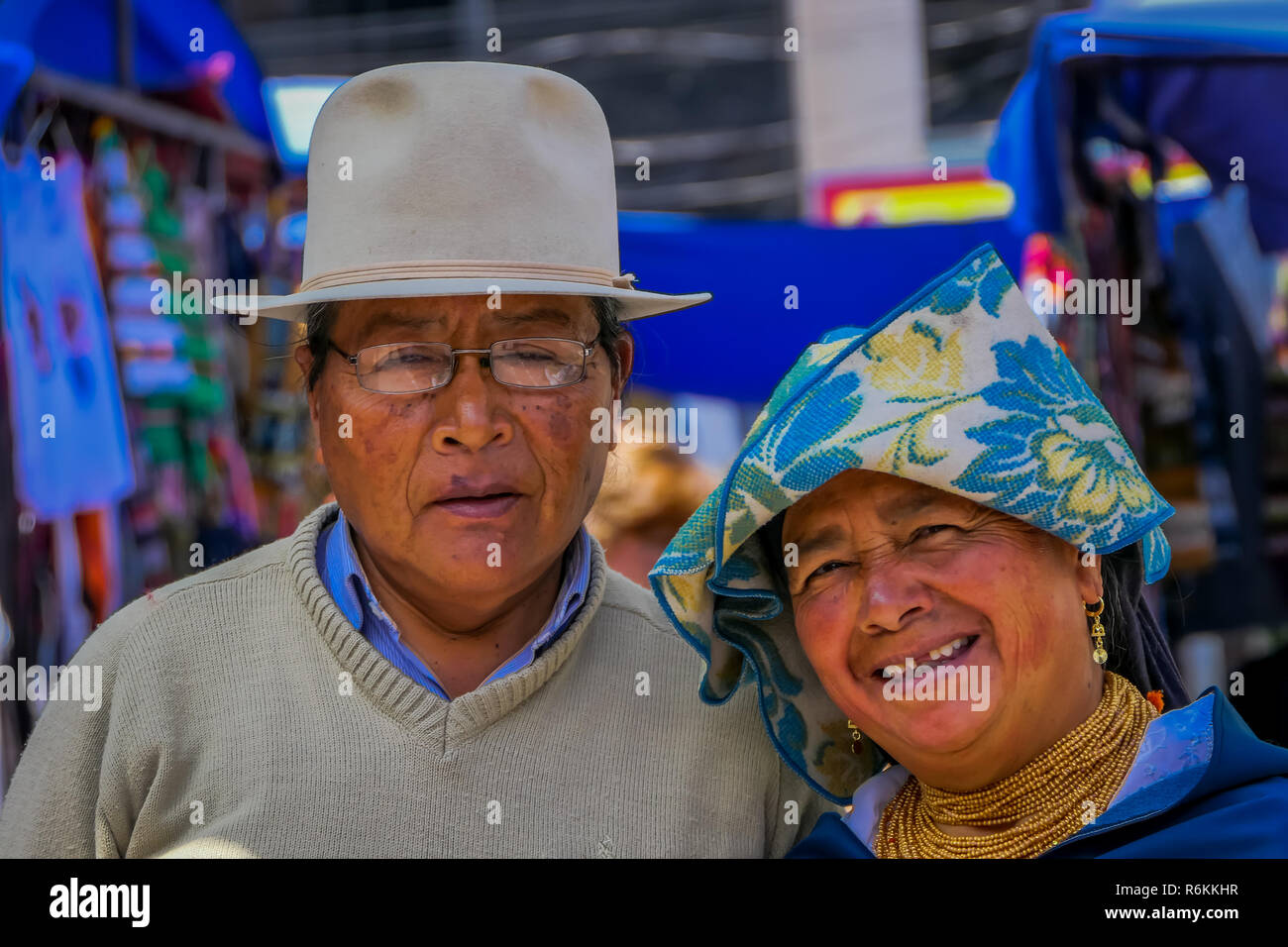OTAVALO, Ecuador, November 06, 2018: Portrait von indigenen Paar für die Kamera posieren und das Tragen der Anden in traditioneller Kleidung Street Market in Otava Stockfoto
