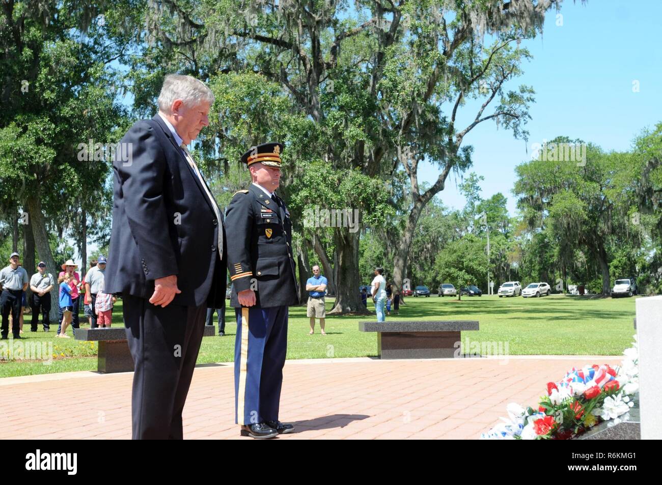 Harold Fowler, Bürgermeister von Richmond Hill, Ga. und Oberstleutnant Chris Mcreery, Kommandant der 87. Bekämpfung Sustainment Support Battalion, 3 Infanterie Division Sustainment Brigade, in einem Moment der Stille nehmen nach einer Kranzniederlegung am Denkmal das Richmond Hill Veterans' während der Richmond Hill Memorial Day Einhaltung bei J.F. Gregory Park 29.Mai. Während der Zeremonie, mehrere Redner, einschließlich McCreery, sprach über die Bedeutung der Erinnerung an Gefallene Servicemembers nicht nur am Memorial Day aber immer und schätzen ihre Opfer für die Amerikaner "Freiheit. Stockfoto