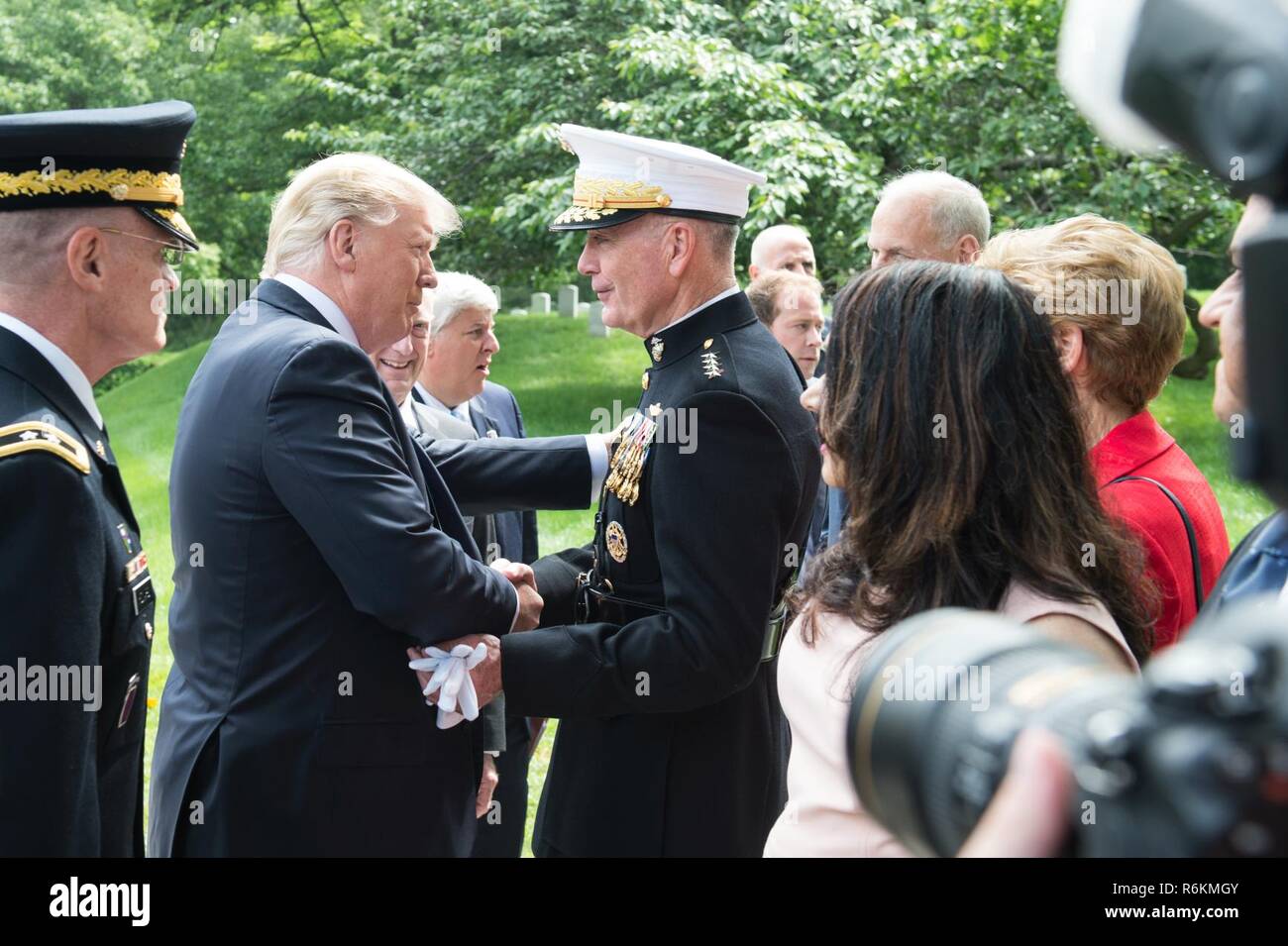 Us Marine Corps Gen. Joseph F. Dunford, Jr., Vorsitzender des Generalstabs, rechts, begrüßt Präsident Donald J. Trumpf vor der Teilnahme an den Präsidentschaftswahlen Streitkräfte Ehre Wreath-Laying Zeremonie am Grab des Unbekannten Soldaten auf dem Arlington National Cemetery, 29. Mai 2017. Senior Leadership aus der ganzen DoD gesammelt zu Ehren Amerikas militärische Service Mitglieder gefallen. Stockfoto