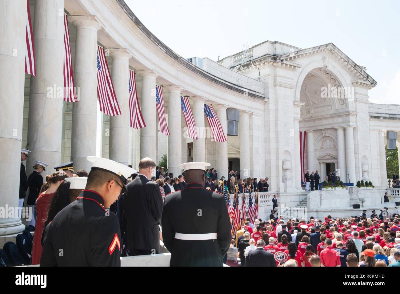 Präsident Donald J. Trumpf, Verteidigungsminister Jim Mattis und US Marine Corps Gen. Joseph F. Dunford, Jr., Vorsitzender des Generalstabs, hören Sie den Aufruf von US-Armee Oberst Terry Austin, US Army Military District von Washington Befehl Kaplan, während die 149. jährliche Verteidigungsministerium Stockfoto