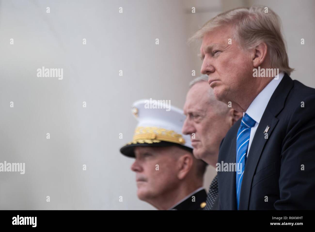 Präsident Donald J. Trumpf, rechts; Verteidigungsminister Jim Mattis, Mitte; und US Marine Corps Gen. Joseph F. Dunford, Jr., Vorsitzender des Generalstabs, und hört auf das Spielen von "Amerika das schöne' während der 149. jährliche Verteidigungsministerium Stockfoto