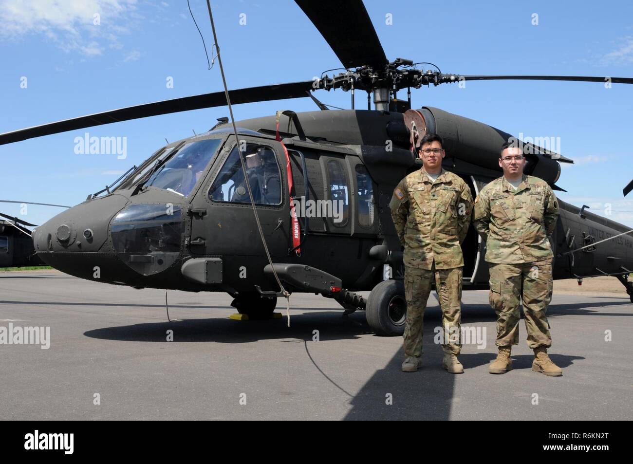 Spc. Austin Poe, Links, eine Crew Chief aus Baltimore, und Pfc. Joshua Rendon, einen Hubschrauber Reparaturwerkstatt, Frederick, Maryland, stehen vor einem Maryland National Guard UH-60 Blackhawk am Lager Wainwright, Alberta, Kanada, am 27. Mai 2017. Die Soldaten mit Unternehmen C, 2nd Battalion, 224Th Aviation Regiment, verstärkt ihre Fähigkeiten und erhöhen gleichzeitig die Interoperabilität während Ahorn lösen 17, Premier Brigade der kanadischen Armee-Validierung Übung läuft 14-29 Mai. Stockfoto