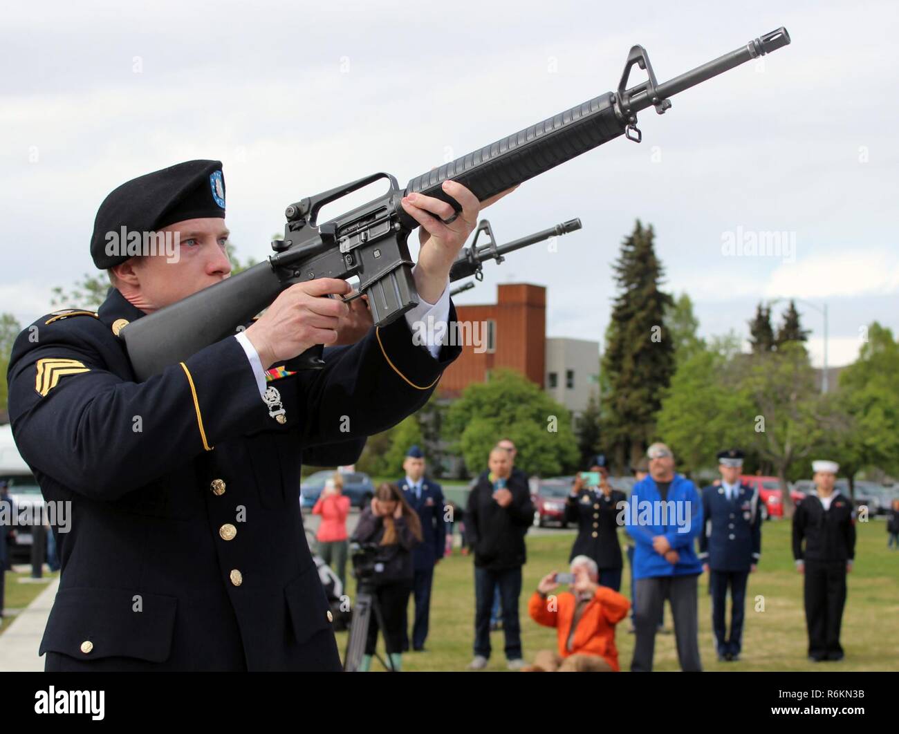 Sgt. William Hardin von 59Th Joint Base Elmendorf-Richardson Signal Battalion feuert seine Waffe als Teil eines 21-gun Salute 29. Mai zu einem Memorial Day Zeremonie auf dem Delaney Park Strip in Anchorage, Alaska. Stockfoto