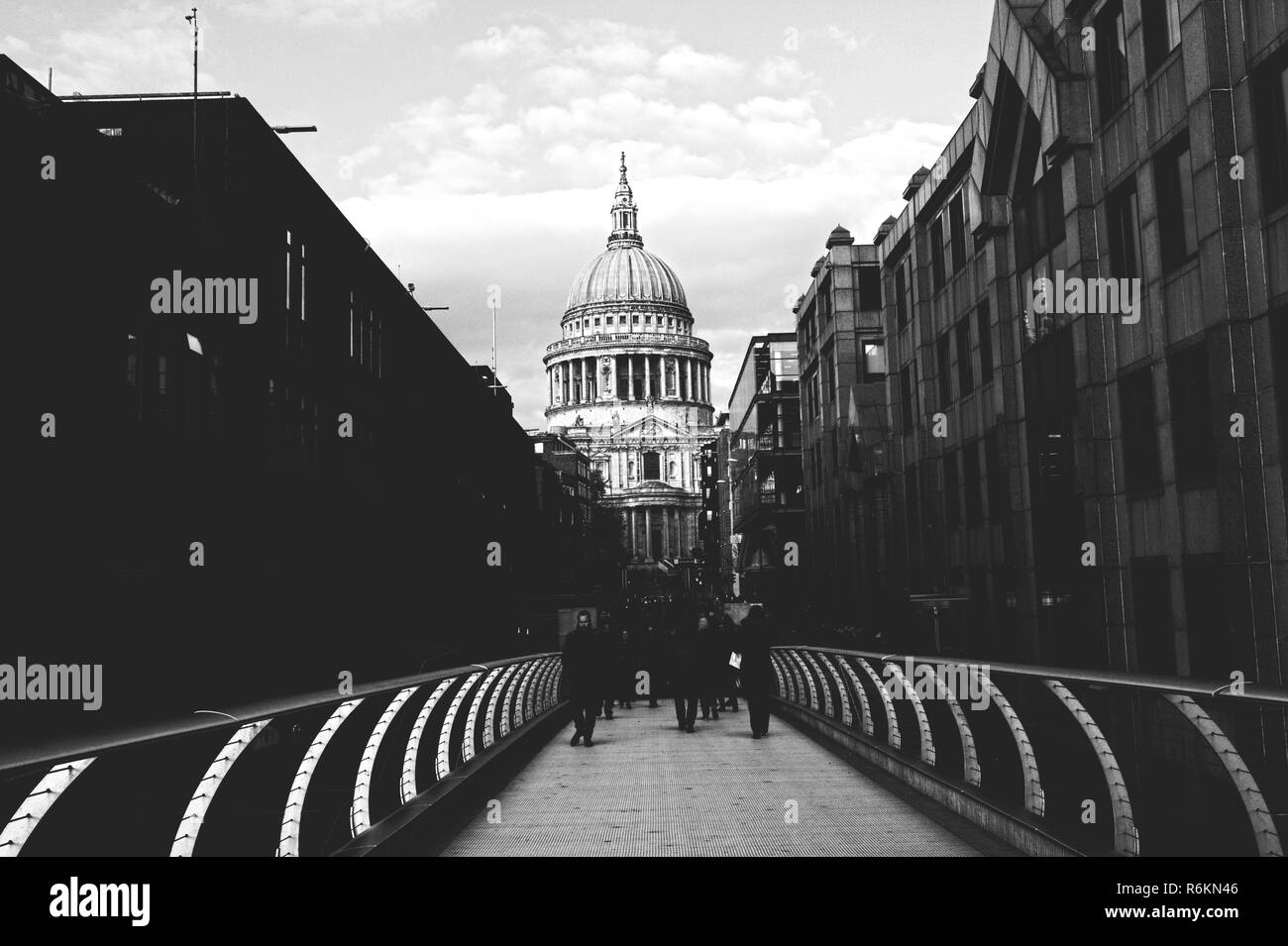 Schwarz-weiß Foto von London. London Bridge und Aussicht in der St. Paul Kathedrale. Stockfoto
