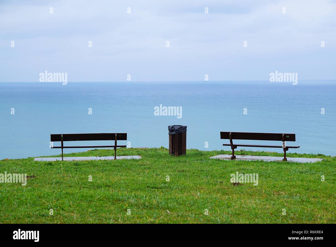 Die alte Holzbank auf der Straße Stockfoto