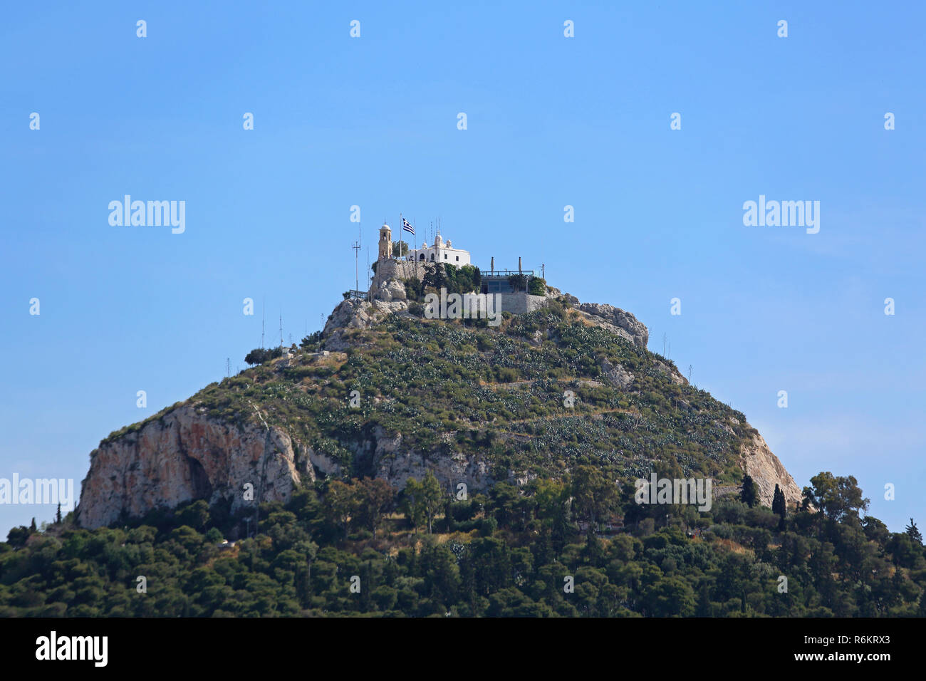 Athen, Griechenland - Mai 03: Mount Lycabettus in Athen am 03.Mai 2015. Mount Lycabettos 300 Meter hohen Hügel aus Kalkstein mit Kapelle von St. George auf der Oberseite Stockfoto