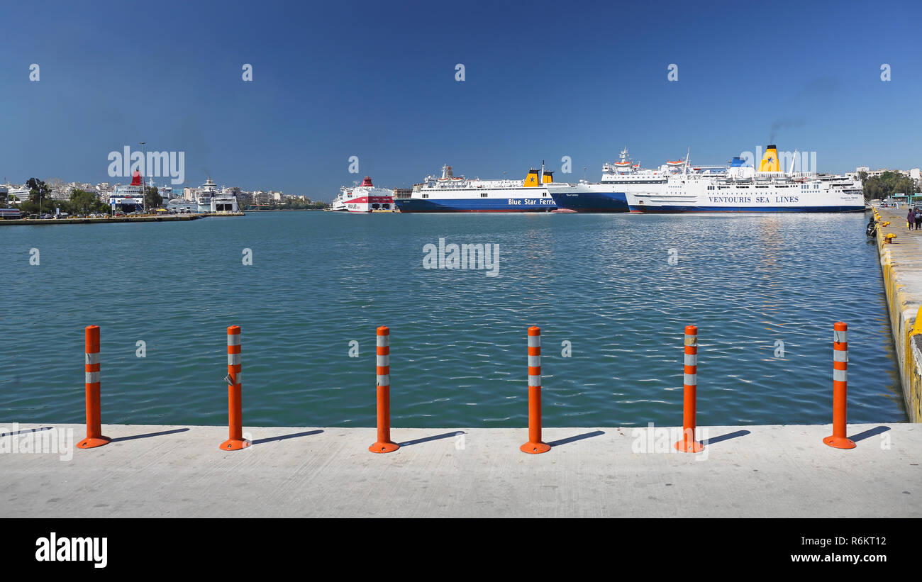 Piräus, Griechenland - Mai 04: Hafen in Piräus am Mai 04, 2015. Docks mit Schiffen und Fähren in der größten griechischen Hafen in Piräus, Griechenland. Stockfoto