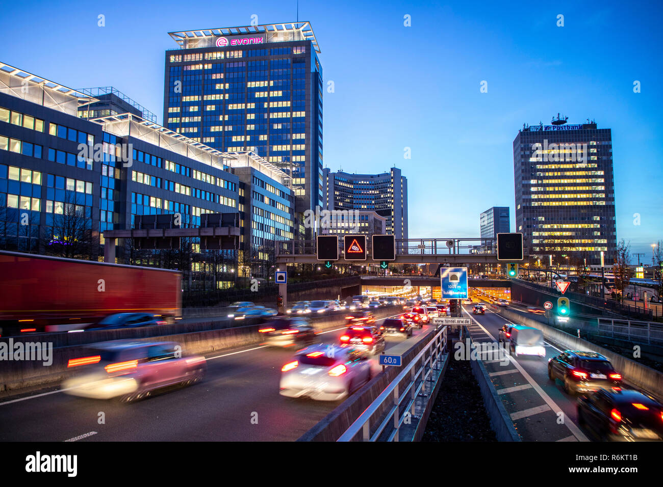 Landstraße, Autobahn A 40, in Essen, Deutschland, City Skyline, Stau, diesem Bereich würde von einem Diesel Fahrverbot betroffen sein werden, Stockfoto