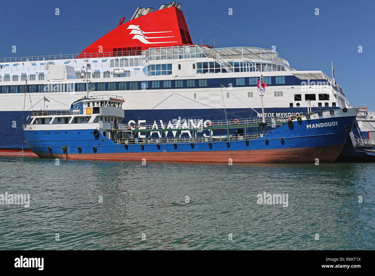 Piräus, Griechenland - Mai 04: Betankung von Schiffen in Piräus am Mai 04, 2015. Seaways Fähre Auffüllung mit Kraftstoff aus Eko Mandoudi Öltanker im Hafen von Pir Stockfoto