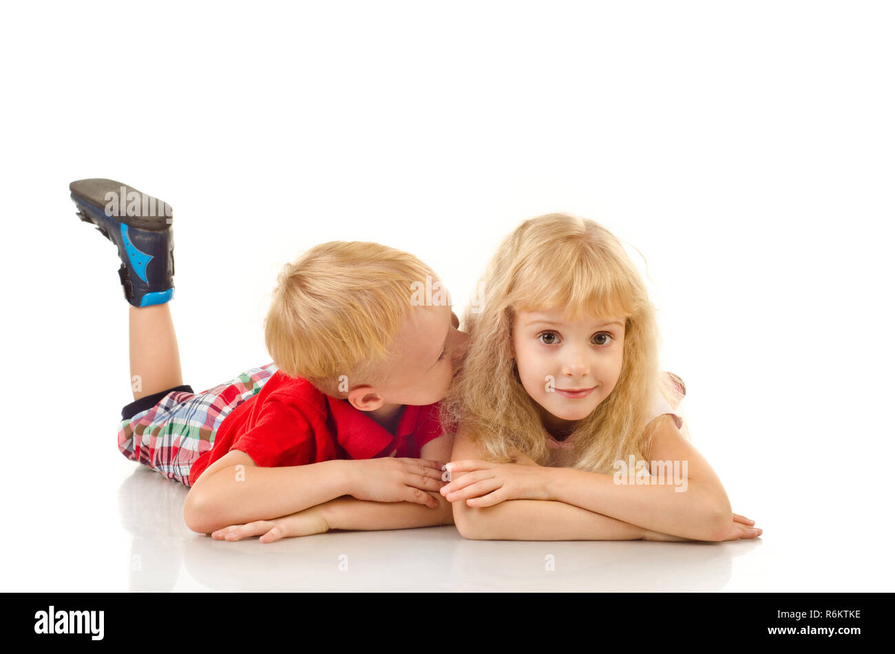 Junge und Mädchen isoliert auf weißem Hintergrund Stockfoto