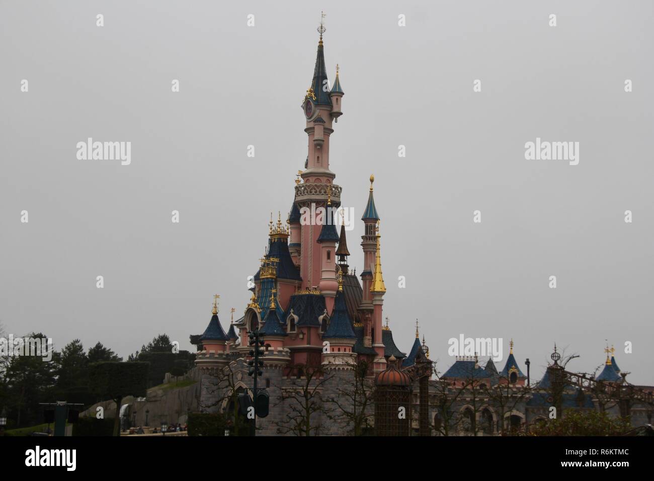 Disney Schloss im Disneyland in Paris, Frankreich Stockfoto