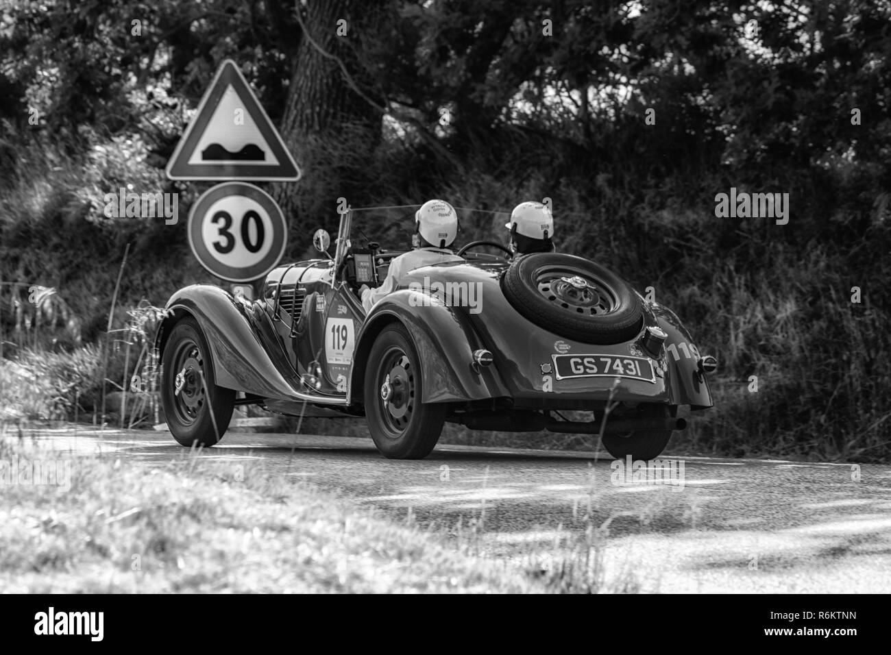 GOLA DEL FURLO, Italien - 19. Mai: - FRAZER NASH B.M.W. 328 1937 auf einem alten Rennwagen Rallye Mille Miglia 2017 die berühmte italienische historische Rennen (1927-1 Stockfoto