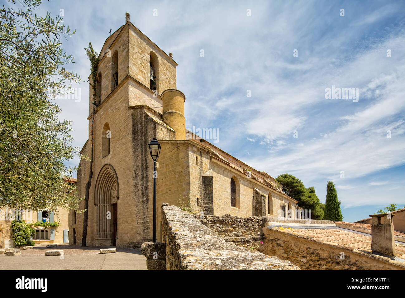 Kirche von Notre-Dame de Beaulieu im mittelalterlichen Dorf Cucuron, Provence, Luberon, Vaucluse, Frankreich Stockfoto