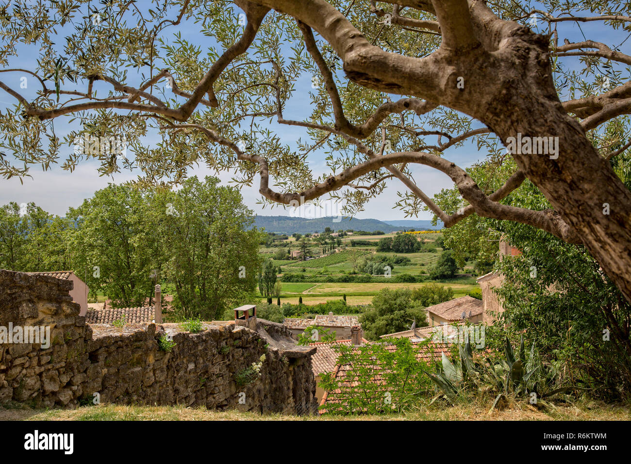 Landschaft bei Cucuron. Blick über die Dächer in Dorf Cucuron auf die Landschaft der Provence, Luberon, Vaucluse, Frankreich Stockfoto