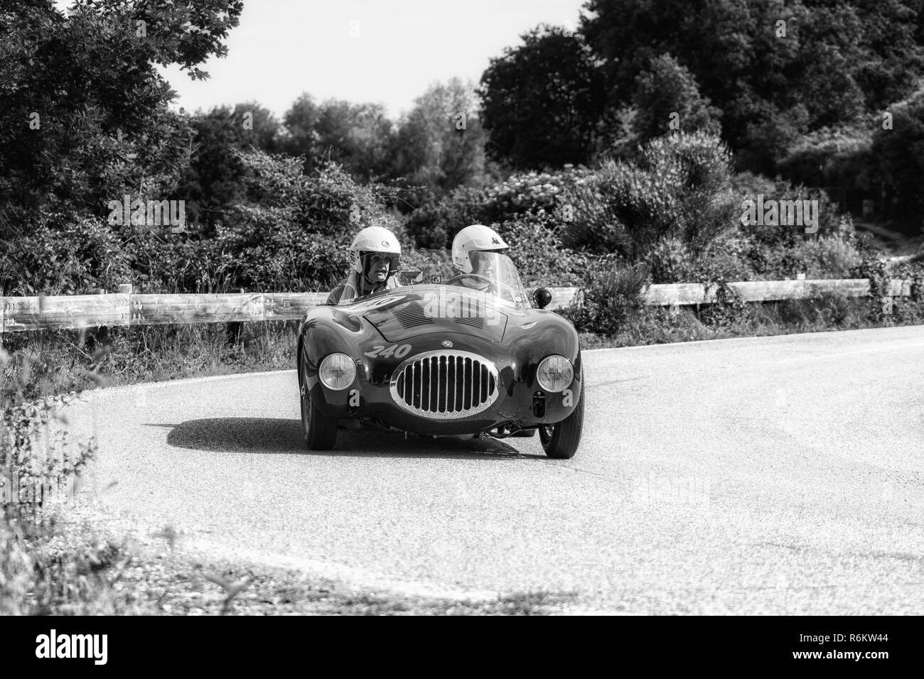 PESARO COLLE SAN BARTOLO, Italien, 17. Mai - 2018: O.S.C.A. MT4 1350 2AD 1952 auf einem alten Rennwagen Rallye Mille Miglia 2018 die berühmten italienischen histo Stockfoto