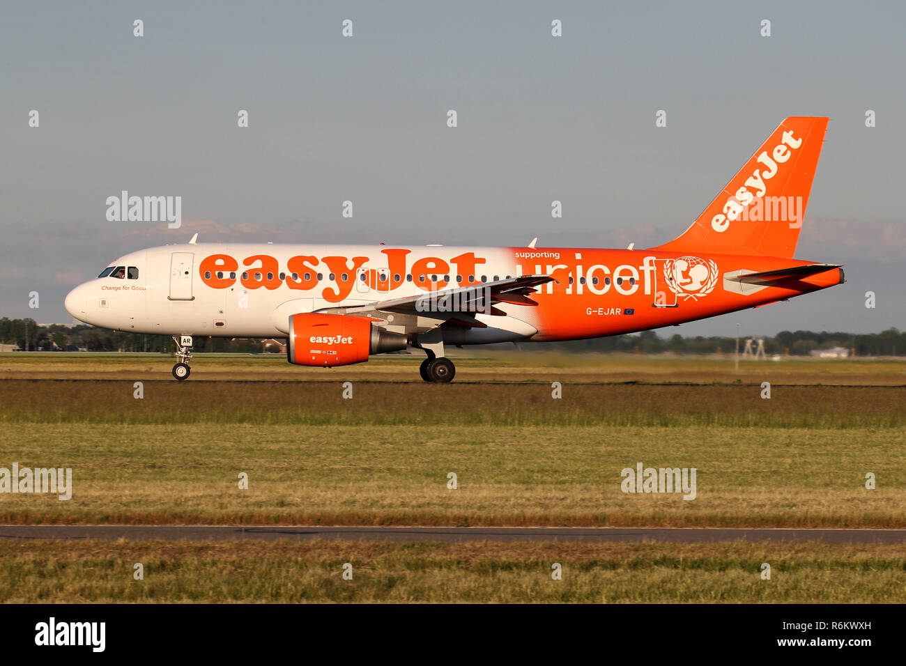 Britische easyJet Airbus A319-100 in speziellen UNICEF Lackierung mit der Registrierung G-EJAR auf auf Start- und Landebahn 36L von Amsterdam Airport Schiphol. Stockfoto