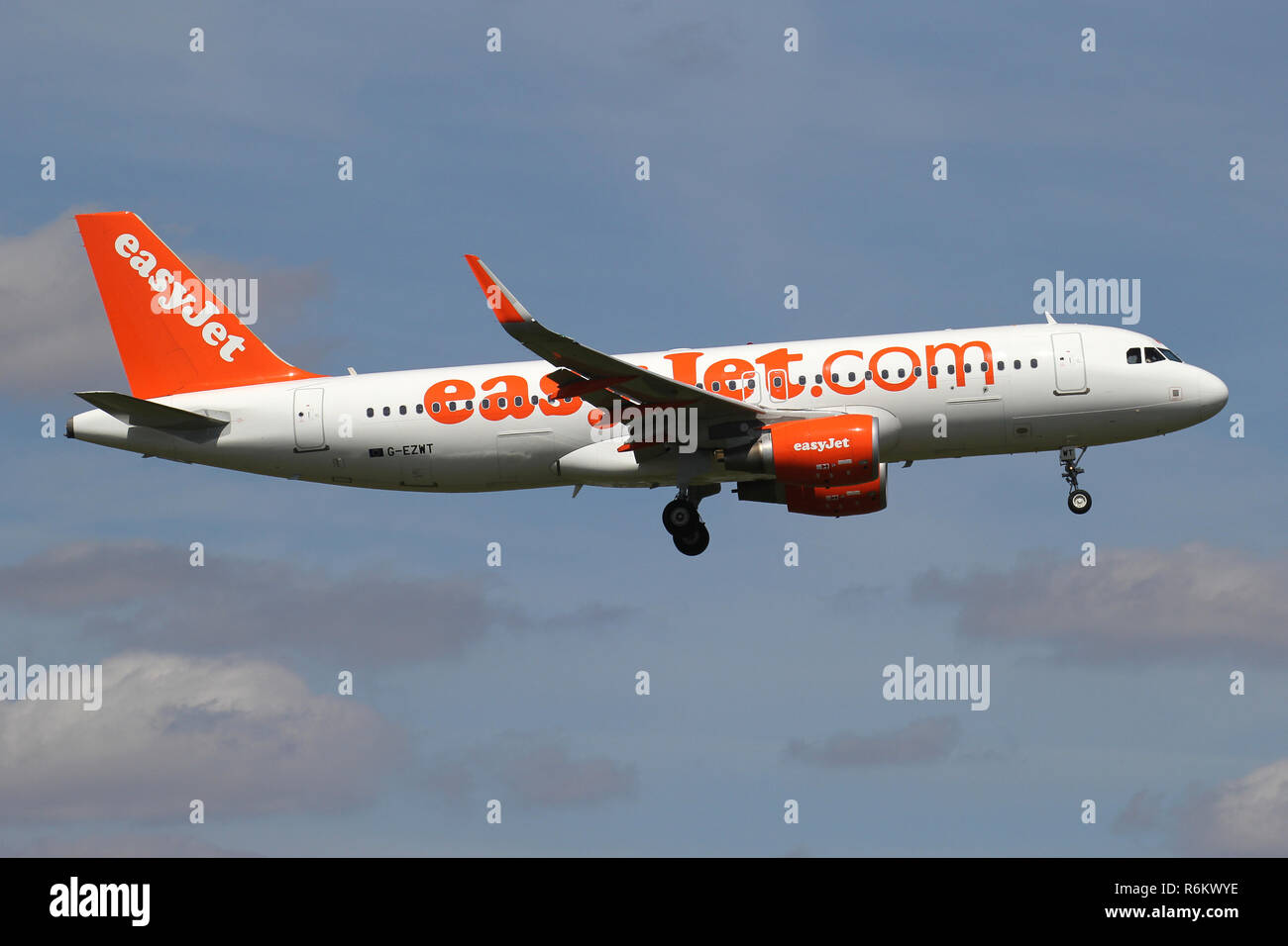 Britische easyJet Airbus A320-200 mit der Registrierung G-EZWT auf kurze letzte für die Piste 06 des Amsterdamer Flughafens Schiphol. Stockfoto