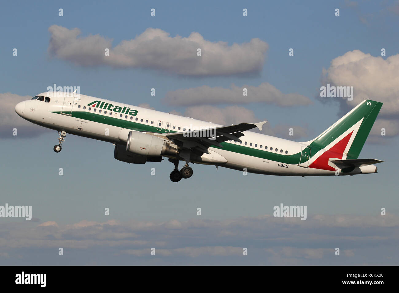 Italienische Alitalia Airbus A320-200 mit Registrierung Ich - BIKI nur Airborne auf dem Amsterdamer Flughafen Schiphol. Stockfoto