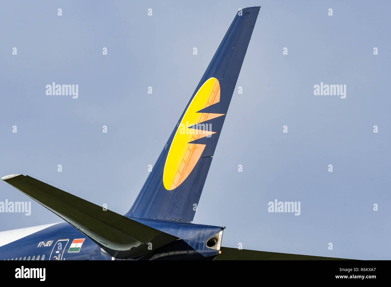 LONDON, ENGLAND - NOVEMBER 2018: die Schwanzflosse eines Jet Airways Boeing 777 Airliner am Flughafen London Heathrow. Stockfoto