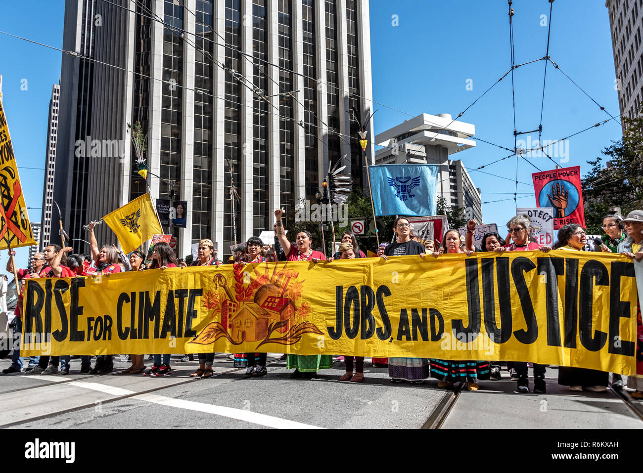 San Francisco, Kalifornien, USA. 8. September 2018. Tausende versammeln sich in San Francisco im Aufstieg für Klima Rally und März im Vorfeld der globalen Klimapolitik Gipfel es September 12. bis 14. stattfinden. Eine große Gruppe von Indianer vom Stamm der Kutzadika Mono Lake Becken halten eine große gelbe Banner in der Lesung "Aufstieg für Klimaschutz, Arbeitsplätze und Gerechtigkeit', wie sie hinunter März Market Street. Stockfoto
