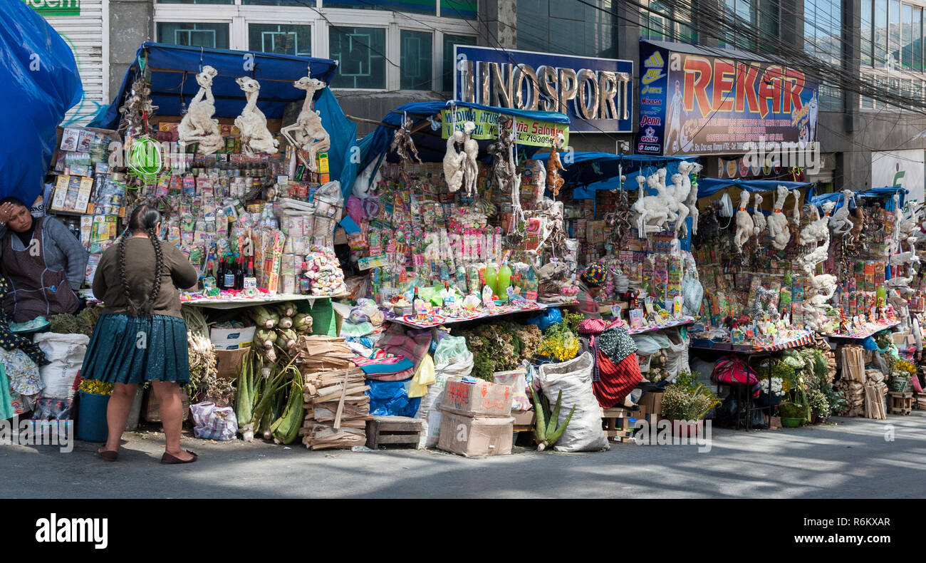 LA PAZ, BOLIVIEN - 19. AUGUST 2017: Unbekannter Straße Frau Anbieter Verkauf, Souvenirs, in Hexen Markt (Mercado de Las Brujas) in La Paz Stockfoto