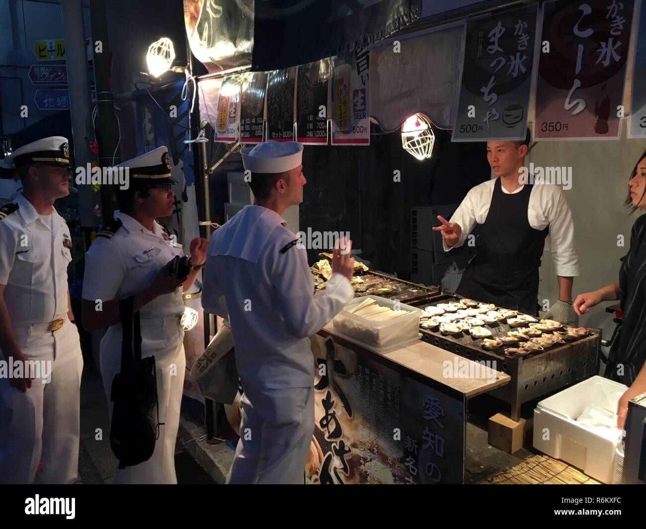 SHIMODA, Japan (20. Mai 2017) Segler aus der geführten Anti-raketen-Zerstörer USS Mustin (DDG89) die Shimoda schwarzen Schiff Festival genießen. Die Beteiligung der Marine in den Festival feiert das Erbe der US-Japanischen Marine Partnerschaft Erste von Commodore Matthew Perry 1853 Hafen besuchen. Stockfoto