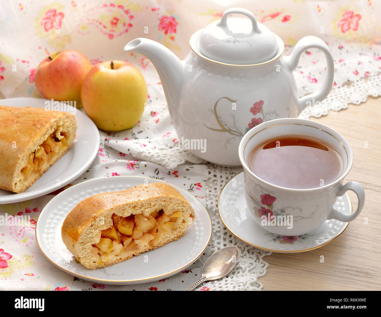 Stillleben mit Apfelkuchen und Kaffee. Stockfoto