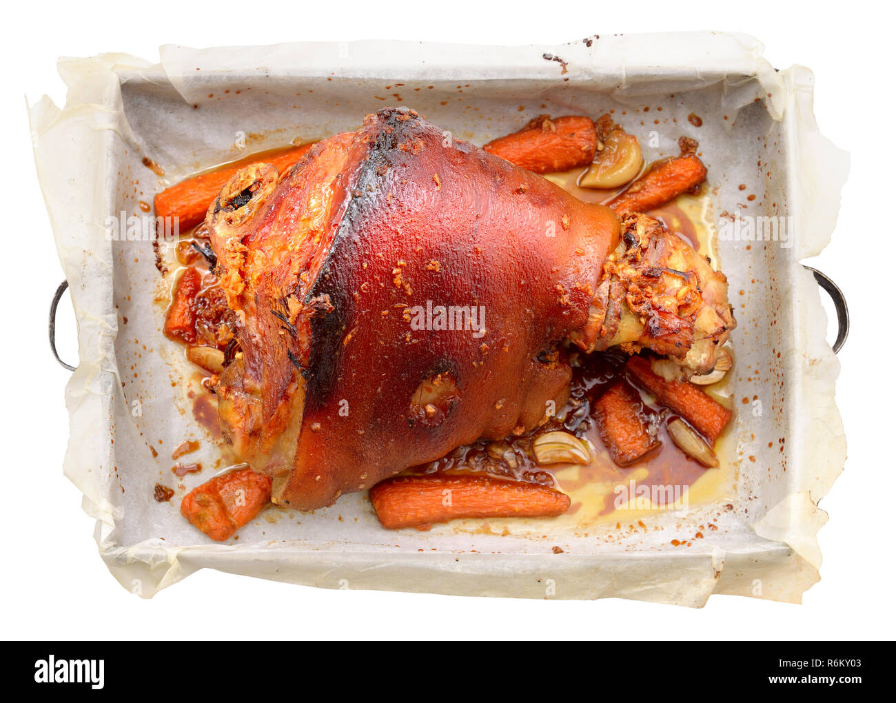 Eisbein mit wegetables auf ein Backblech. Auf weissem Hintergrund. Stockfoto