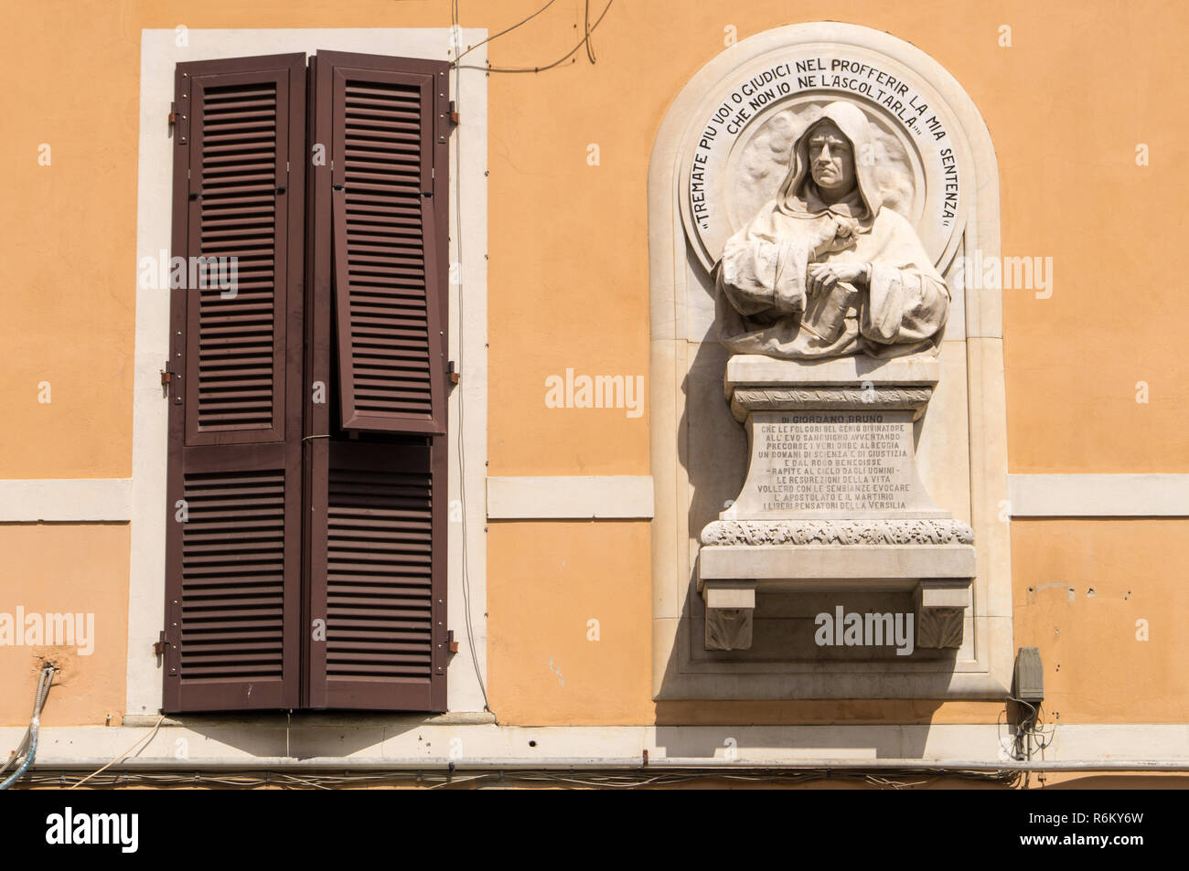 Ein Fenster und ein Denkmal Giordano Bruno, graviert "Bewahret Euch aber, die ihr meinen Satz auszusprechen sind in mehr Angst als ich es erhalten." Feb 16, 1600 Stockfoto