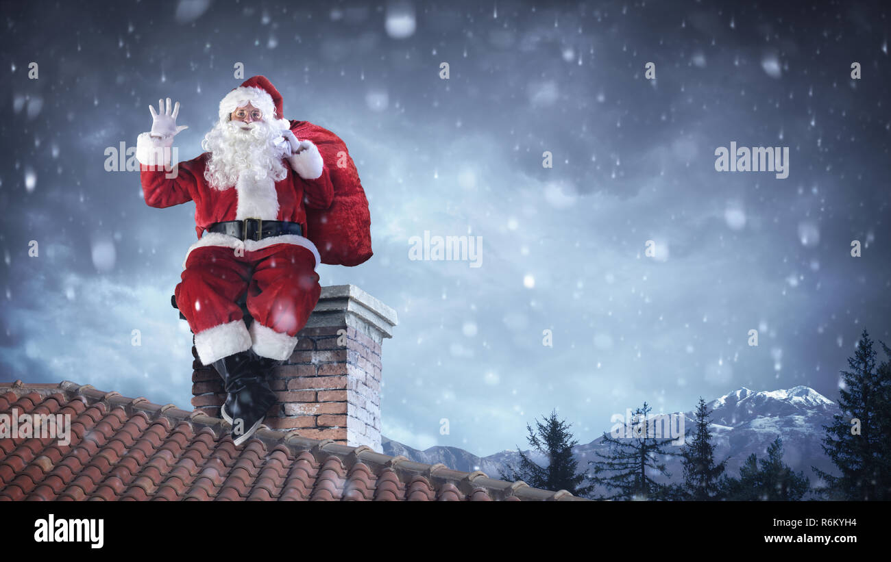 Santa Claus Gruß auf dem Dach Stockfoto