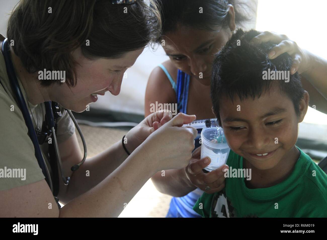 Us-Luftwaffe Kapitän Katie Coble, mit der 96 medizinischen Support Group von eglin Air Force Base in Florida, reinigt das Ohr des Patienten an einer medizinischen Bereitschaft Ereignis in Dangriga, Belize, 22. Mai 2017. Dies ist die dritte und letzte Medizinische für medizinische Ereignis geplant für Hinter dem Horizont 2017, ein US Southern Command - geförderte, Armee südlich-led-Übung für humanitäre und technische Dienstleistungen für die Gemeinschaften in der Notwendigkeit, die Unterstützung der USA für Belize zur Verfügung zu stellen. Stockfoto