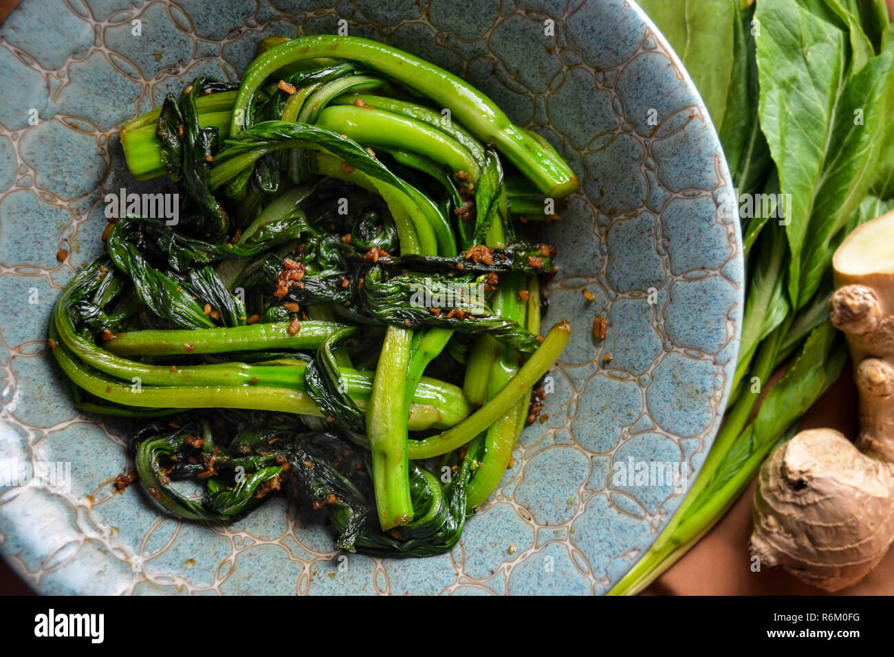 Wokgemüse Choy Summe (caixin) mit Knoblauch und Ingwer (chinesische Küche) Stockfoto
