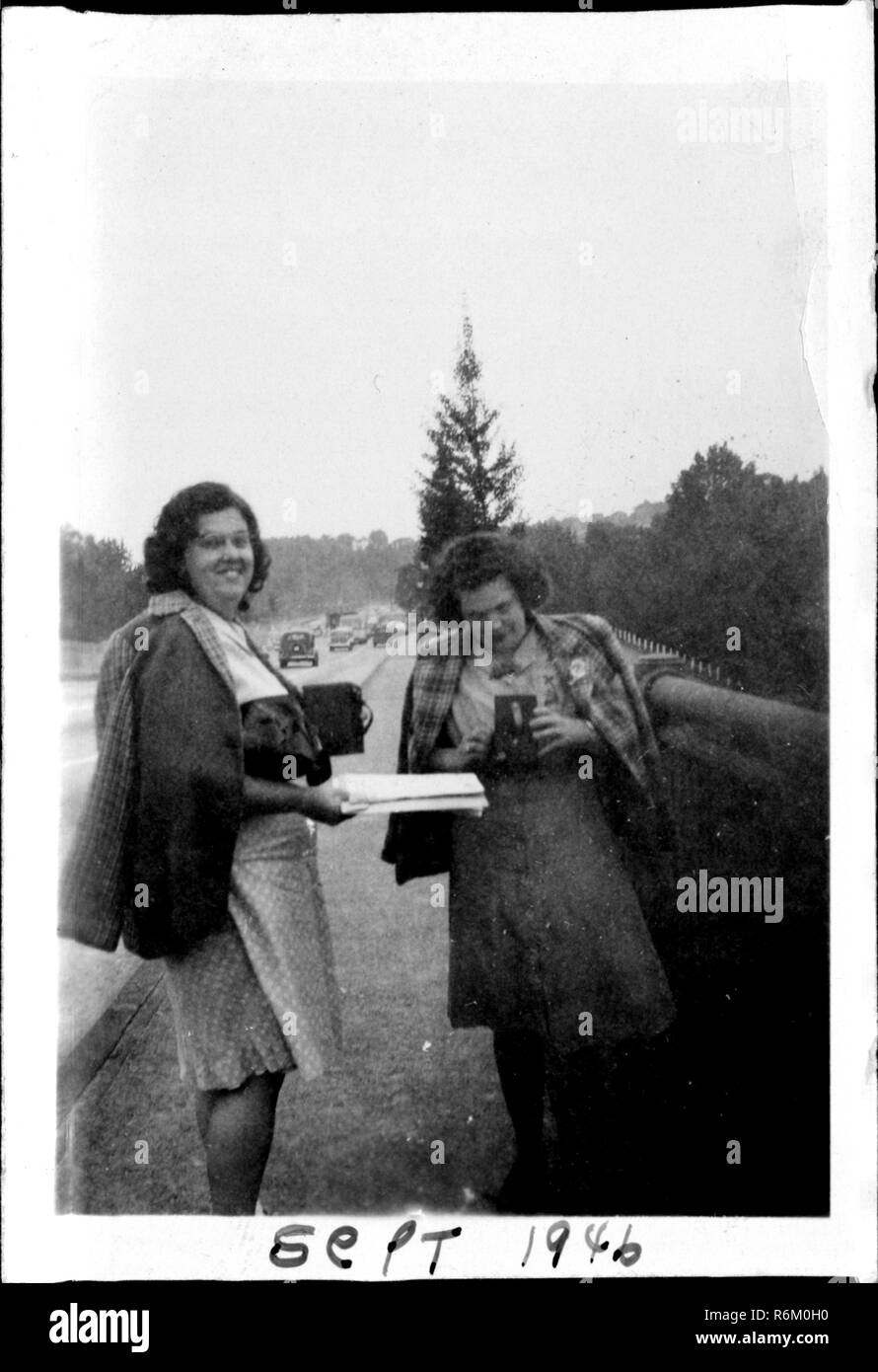 Zwei Frauen stehen in der Nähe einer Autobahn in Harrisburg, Pennsylvania und Kodak Brownie box Kameras zu fotografieren und eine dritte, unsichtbare Fotograf, September, 1946. () Stockfoto