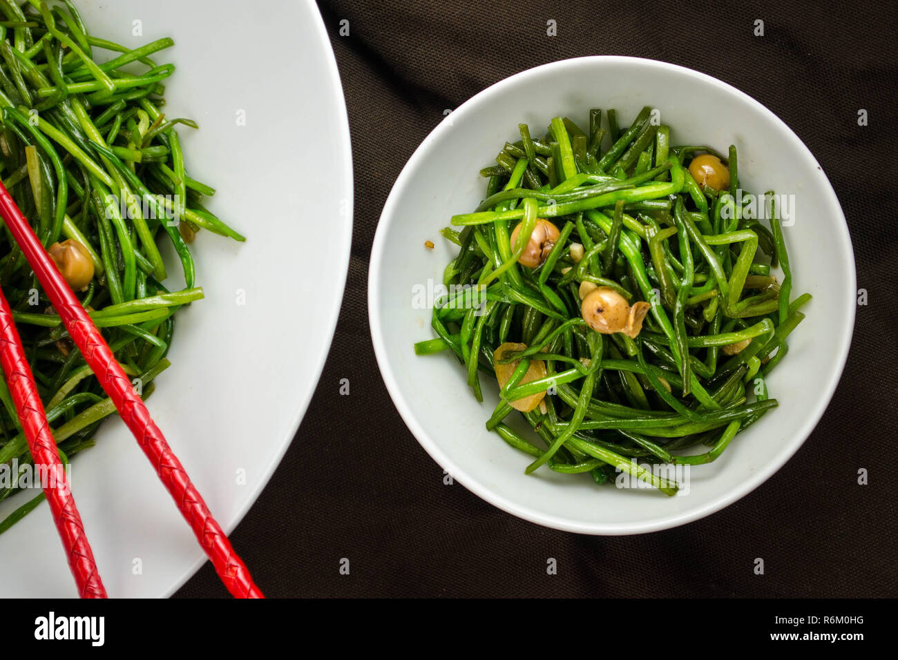 Wokgemüse white water Schneeflocke Stiele mit eingelegten cordia - ein Taiwanese vegan Rezept. Stockfoto