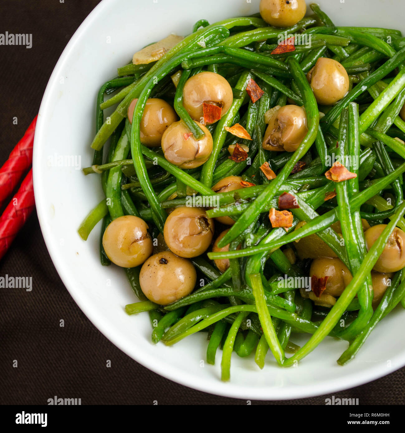 Wokgemüse white water Schneeflocke Stiele mit eingelegten cordia - ein Taiwanese vegan Rezept. Stockfoto