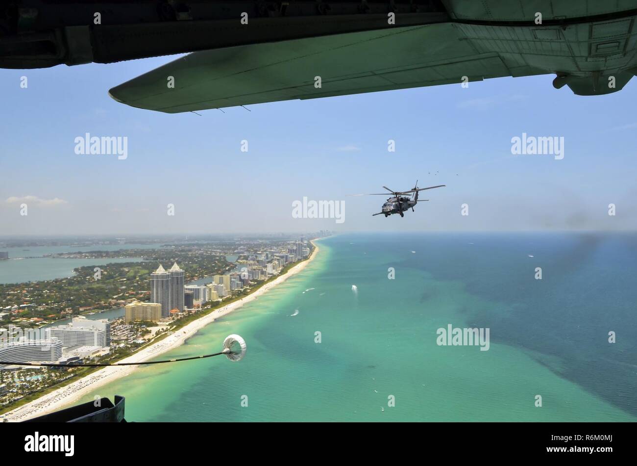 Bürger Flieger von der 920th Rescue Flügel ein HH-60G Pave Hawk Hubschrauber über Miami Beach fliegen während der Nationalen begrüssen zu Amerikas Helden in der Luft und auf See Medien anzeigen Tag, 26. Mai 2017. Top Tier militärischen US-Vermögenswerte haben in Miami zu Showcase Luftüberlegenheit beim ehren diejenigen, die das ultimative Opfer während des Memorial Day Wochenende gemacht haben. Die 920Th Rescue Flügel, nur rescue Wing des Air Force Reserve, wird die Luft, durch Darstellung Bekämpfung-Search-and-Rescue Fähigkeiten durch die Zusammenarbeit mit einem HC-130 P/N Kampf gegen König und vier A-10 Thunderbolt II Flugzeuge. Stockfoto