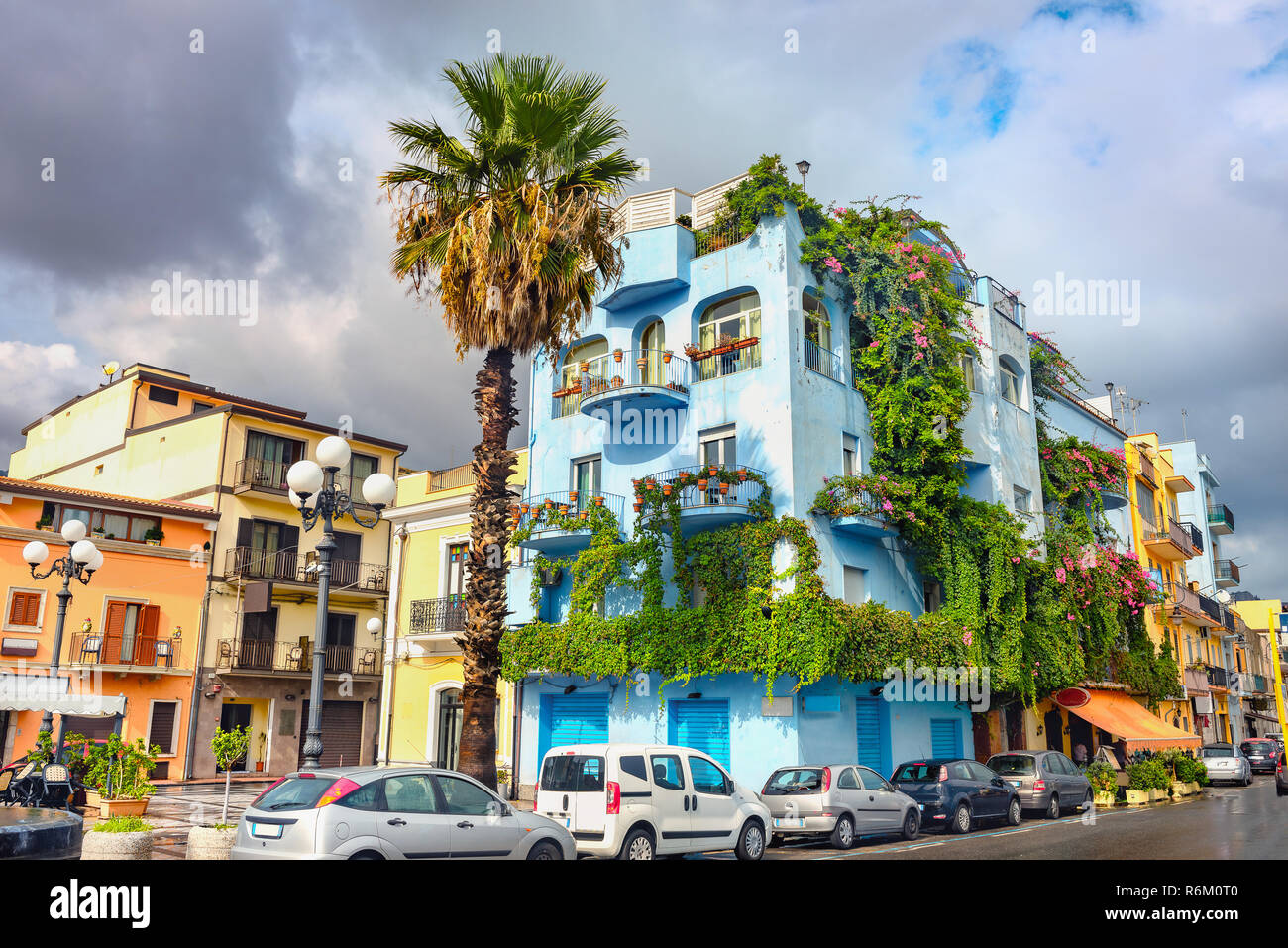Stadtbild mit schönen Haus in der Nähe von Giardini Naxos Taormina. Sizilien, Italien Stockfoto