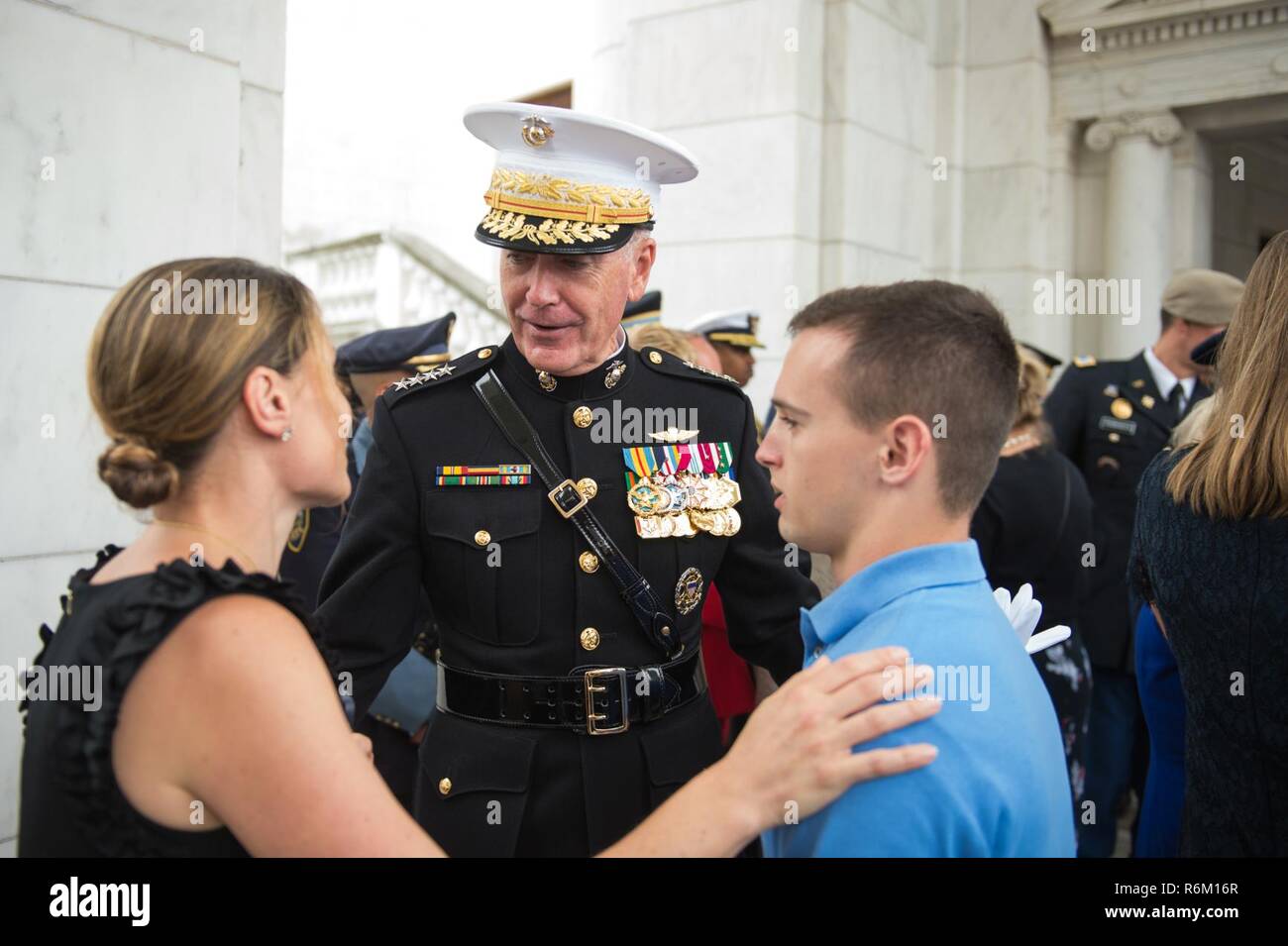 Us Marine Corps Gen. Joseph F. Dunford, Jr., Vorsitzender des Generalstabs, spricht Gäste in der Memorial Amphitheater, bevor die 149. jährliche Verteidigungsministerium Stockfoto