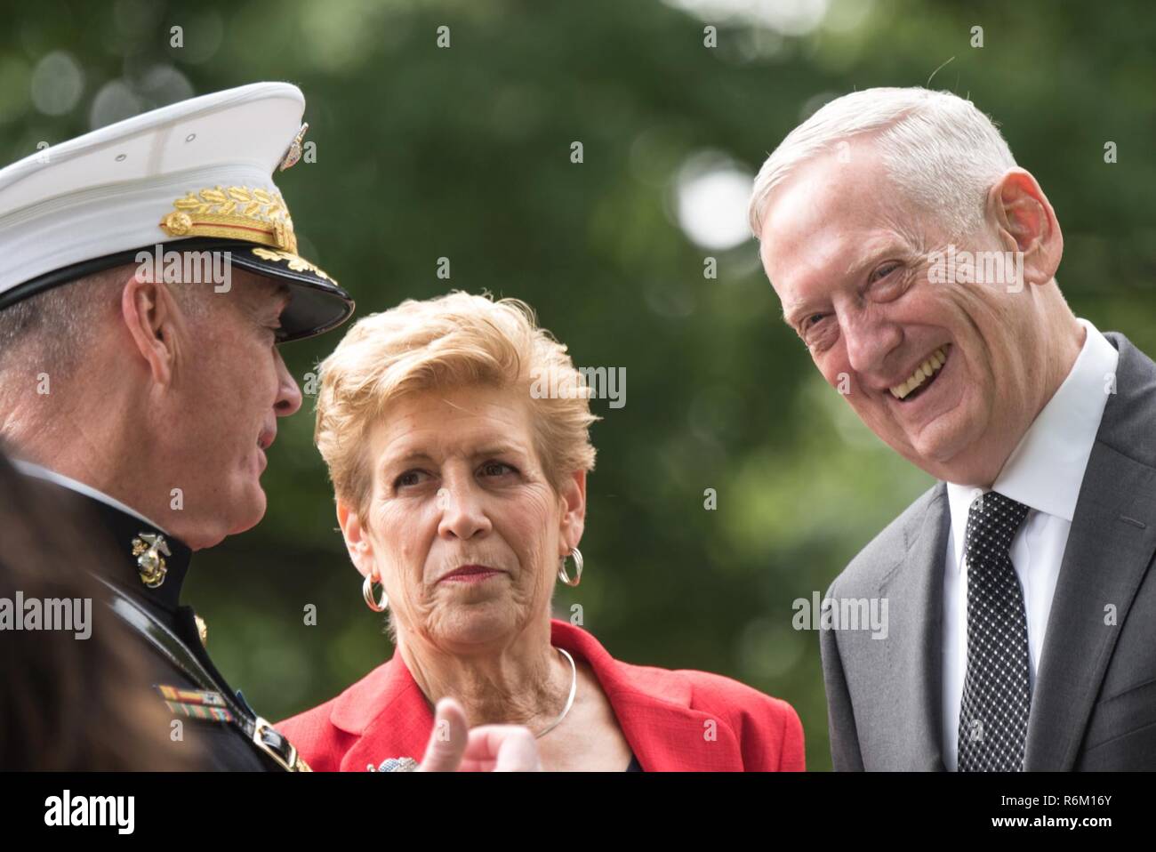 Us Marine Corps Gen. Joseph F. Dunford, Jr., Vorsitzender des Generalstabs, und seine Frau, Frau Ellyn Dunford, sprechen mit Verteidigungsminister Jim Mattis vor der Ankunft des Präsidenten der Vereinigten Staaten vor der 149 jährliche Verteidigungsministerium Stockfoto