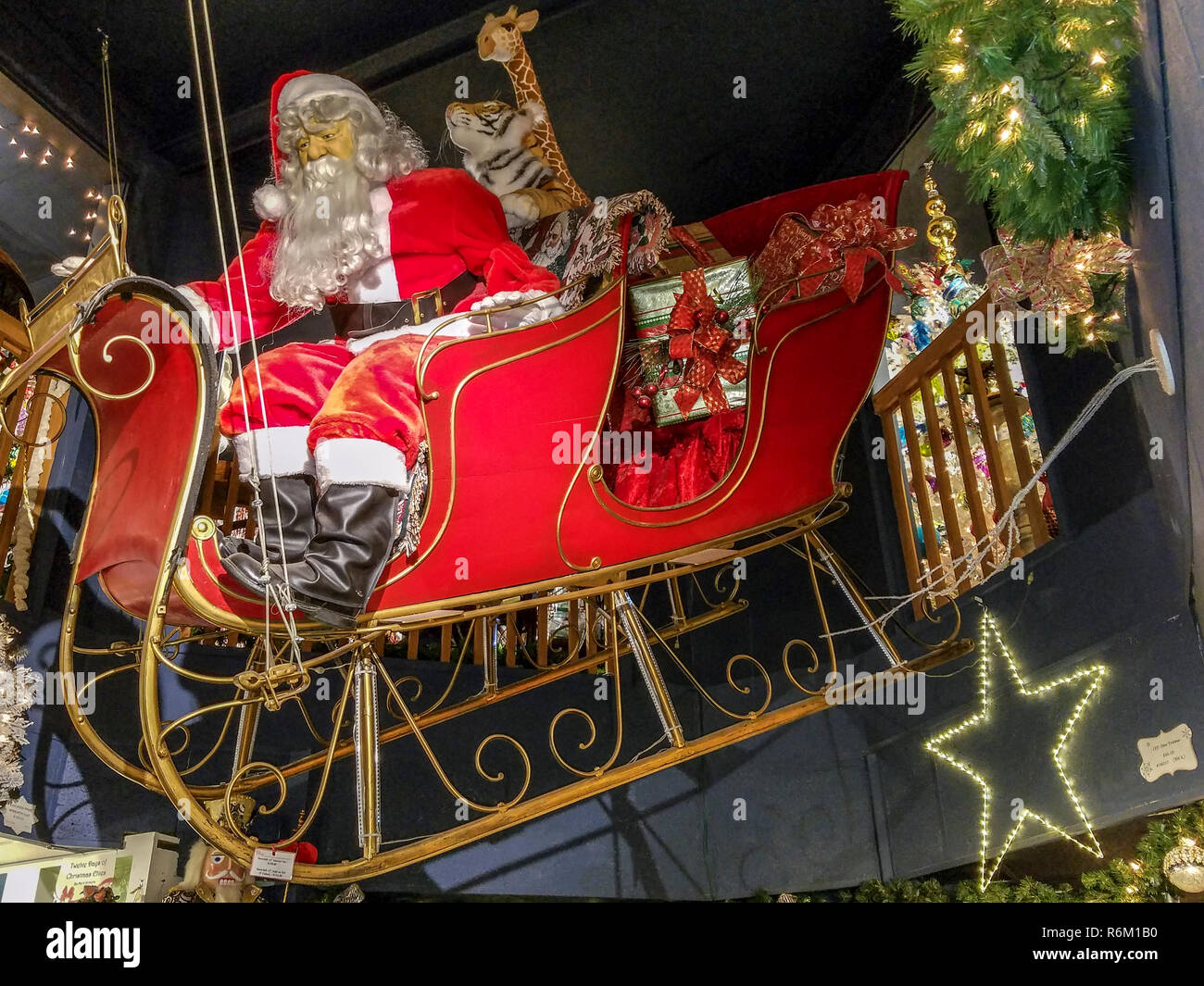 Christbaumschmuck in Kris Kringl urlaub Shop in Leavenworth, WA. Santa fliegt seinem Schlitten im Shop. Stockfoto