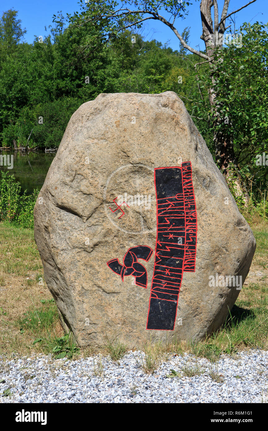 Eine heilige Neolithic-Iron Alter Runenstein mit einem gammadion (HAKENKREUZ) und tiskelion (triple Spiral) in das Land der Legenden in Lejre, Dänemark Stockfoto