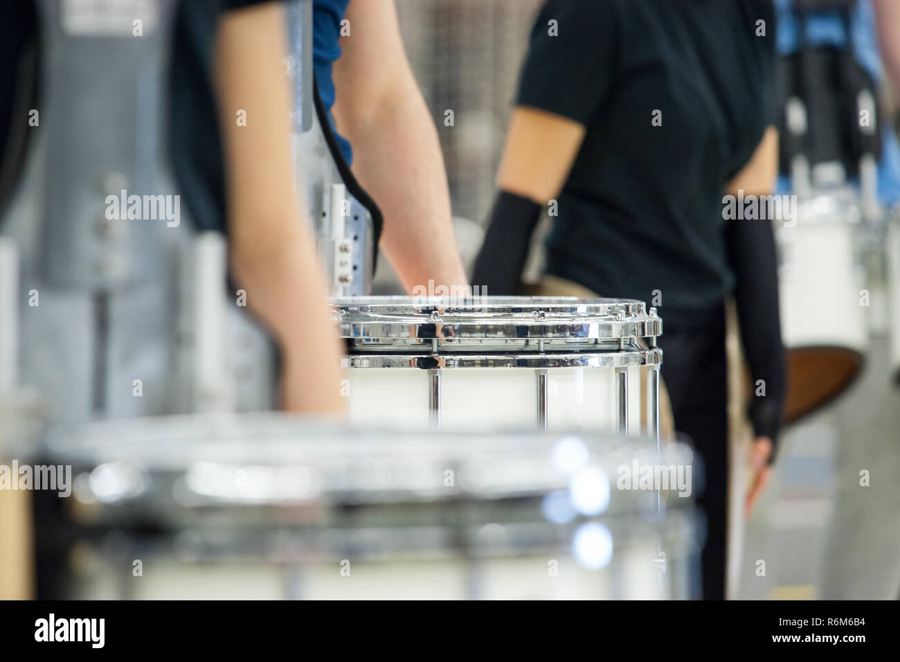 Details aus einer Musik-, Show- und Marching Band. Spielen Musiker mit Percussion Instrumente während der Show training Stockfoto