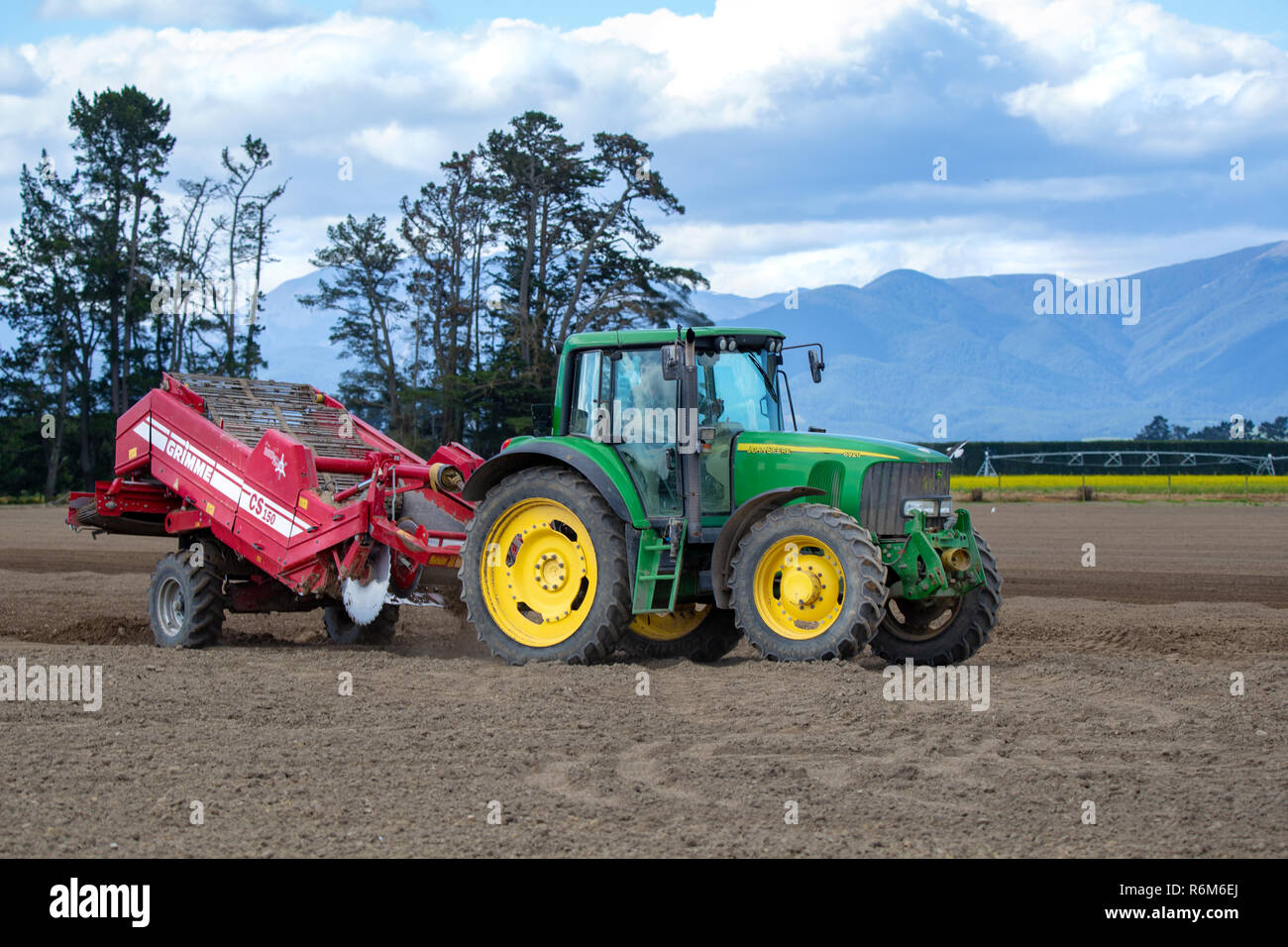 Shefffield, Canterbury, Neuseeland - 5. Dezember 2018: ein John Deere Traktoren und Maschinen auf einem landwirtschaftlichen Betrieb die Vorbereitung der Erde für Kartoffel seedin Stockfoto