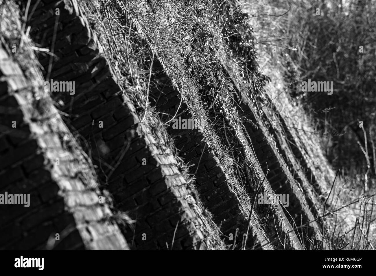 Innenraum der zerstörten Gebäude der alten Fabrik. Ruinen eines Industrieunternehmens, dunklen Fragmente zerstört Werksgelände in Werk als Ergebnis der Stockfoto