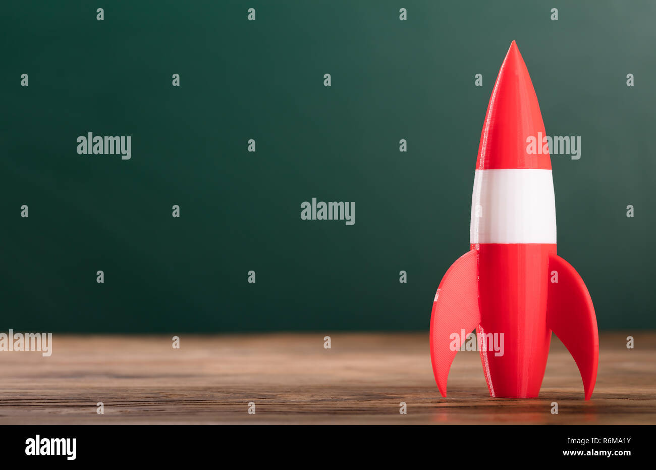 Nahaufnahme einer Rakete auf hölzernen Schreibtisch Stockfoto