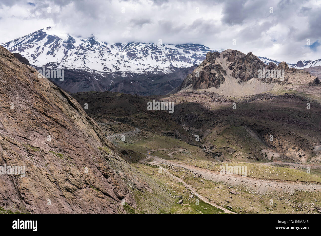 Anden Täler in Zentralchile an Cajon del Maipo, Santiago de Chile, atemberaubende Aussicht auf Berge und Gletscher ein idealer Ort zum Wandern Stockfoto