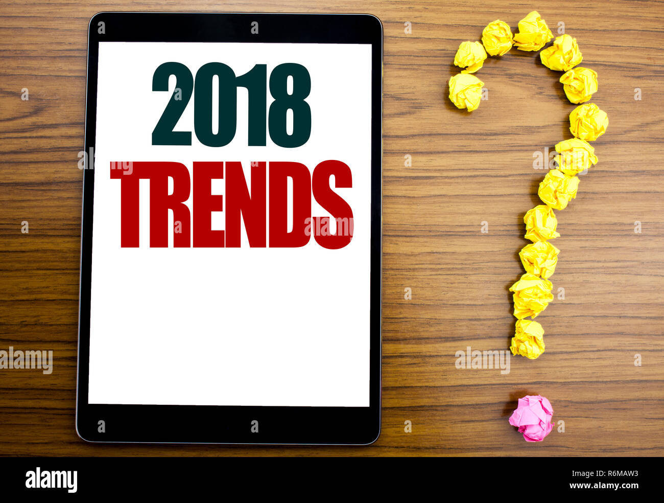 Wort, 2018 Trends schreiben. Business Konzept für Trenddaten Vorhersage auf Tablet geschrieben, Holz- Hintergrund mit Fragezeichen am Ende. Stockfoto