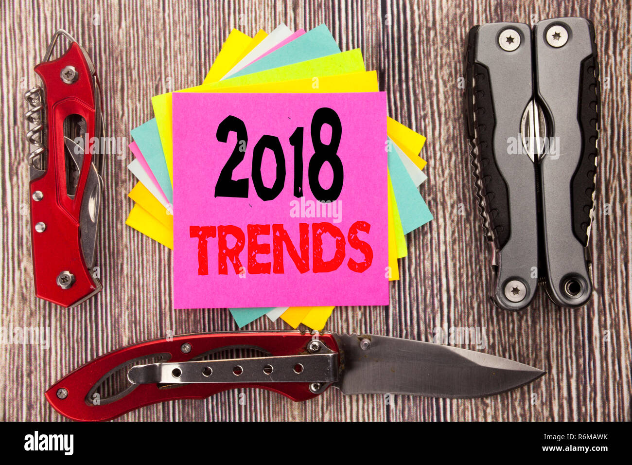 Schreiben Text anzeigen 2018 Trends. Business Konzept für Trenddaten Vorhersage auf haftnotiz Holz- Hintergrund mit Taschenmesser geschrieben Stockfoto
