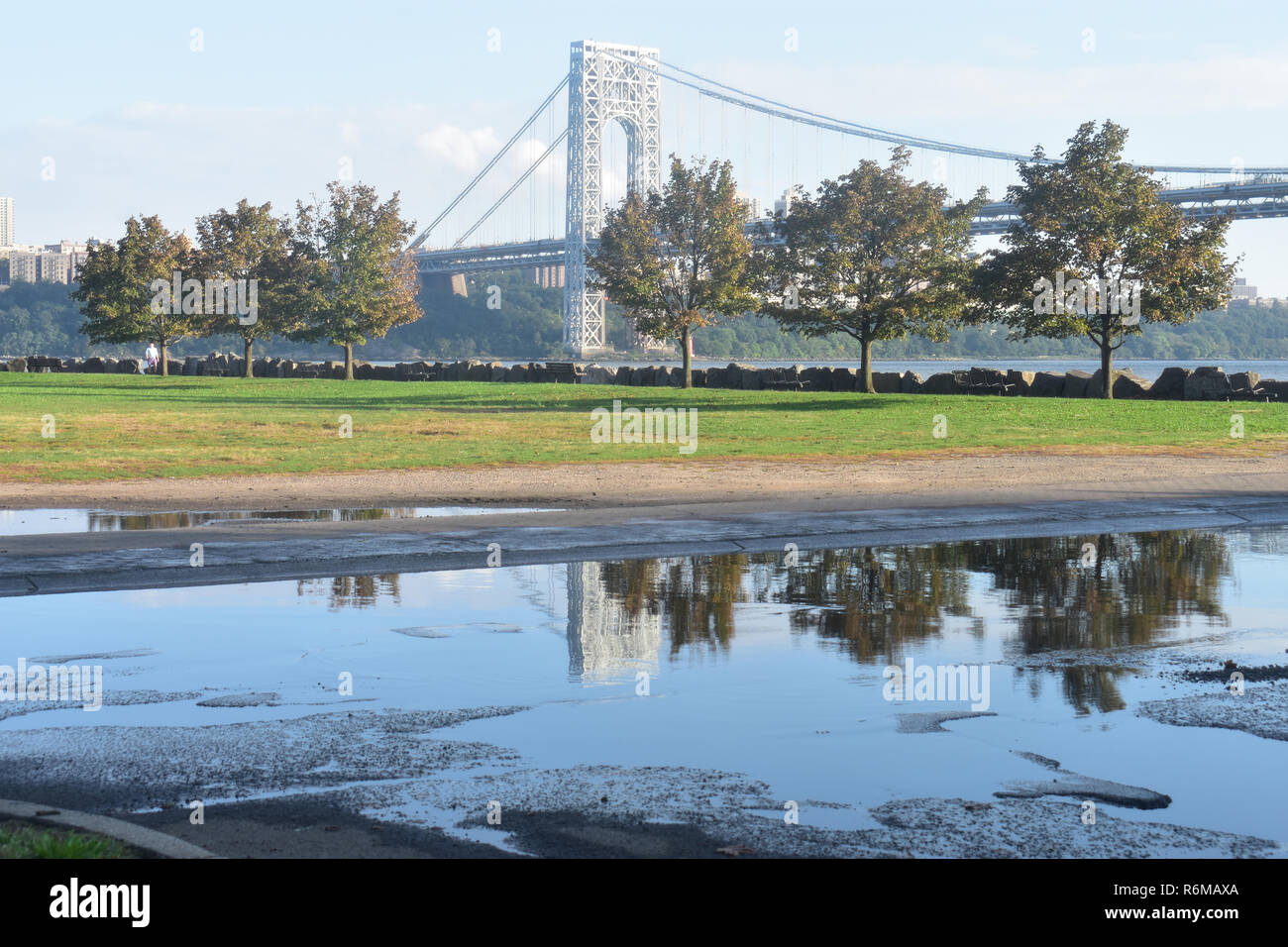 Die George Washington Bridge spiegelt sich in Regen Pfützen am Ross Dock Picknickplatz, Fort Lee, NJ Stockfoto