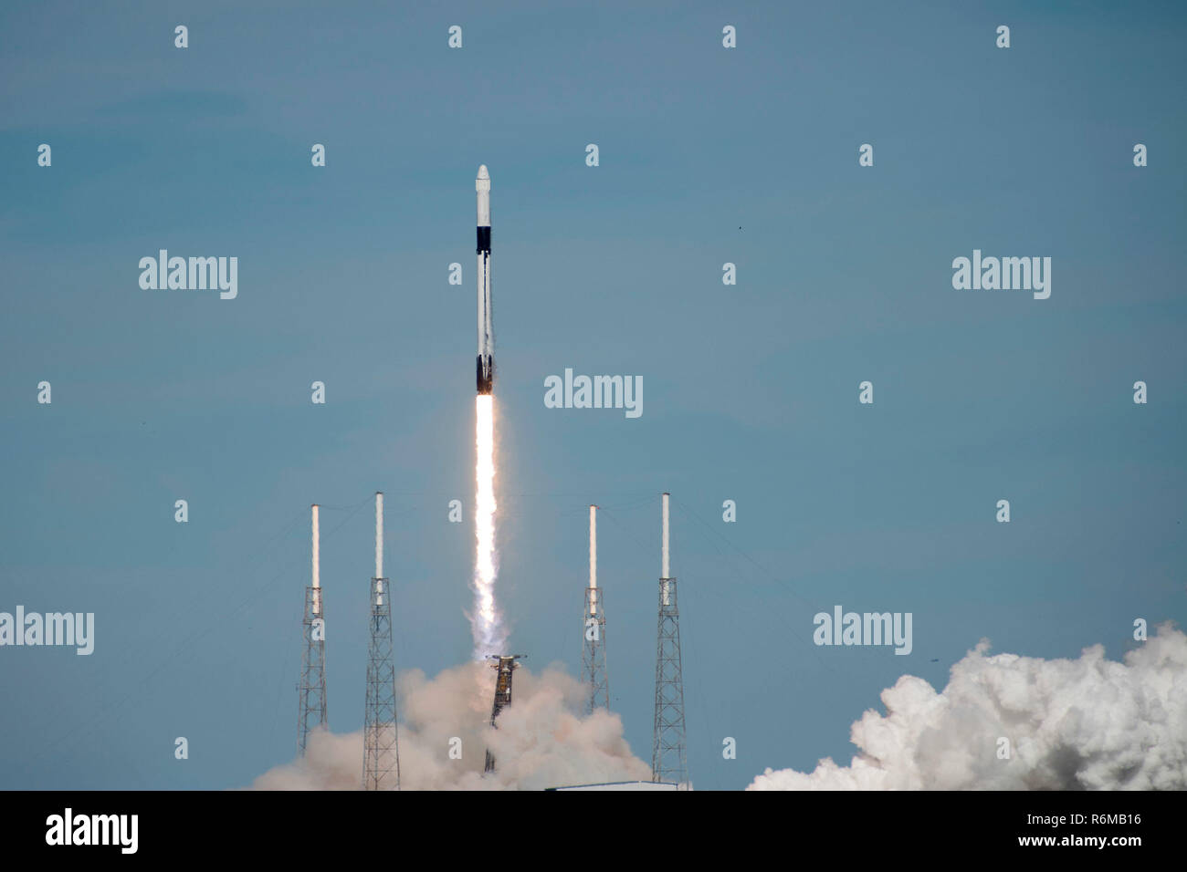 SpaceX der Falcon 9 Rakete CRS-16 abhebt vom Weltraum aus komplexen 40 Start am Dez 5, 2018 in Cape Canaveral Air Station, Fla. Das CRS-16, eine Ladung resupply Mission zur Internationalen Raumstation, mehr als 5.600 Pfund, die Versorgung der ISS durchgeführt, darunter 250 Forschung und Wissenschaft Projekte. (U.S. Air Force Foto von Airman 1st Class Zoe Thacker) Stockfoto